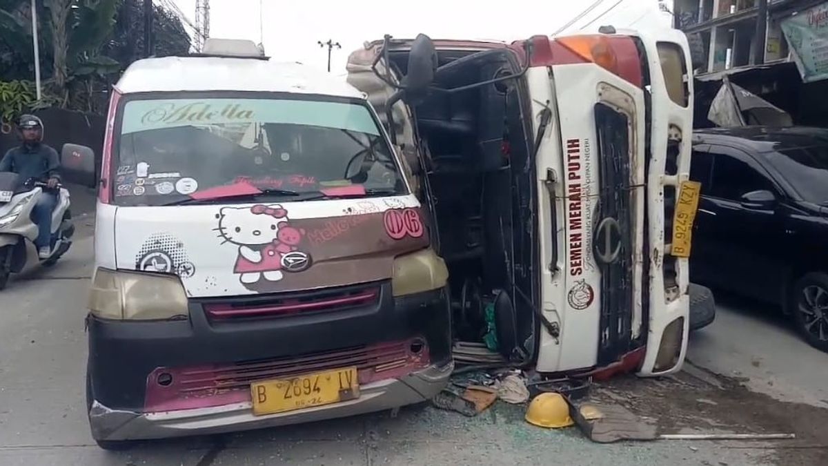 Angkot Legok Tangerang Tertimpa Truk Molen, Sopir: Untung Bisa Keluar dari Mobil