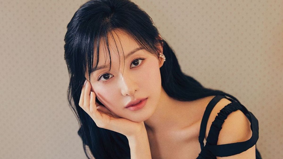 Kim Ji Won Is Surrounded And Pushed At Airport, Agency Gives Fans Warning