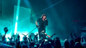 Vince Neil Ungkap Kondisi Kesehatannya yang Akibatkan Penundaan Konser Residensi Mötley Crue