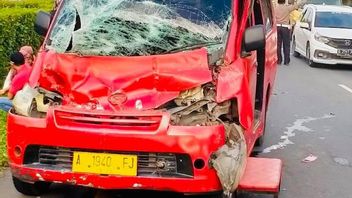 Not Keeping A Safe Distance, Angkot Collises Truck On Tangerang – Merak Toll Road, 14 Injured