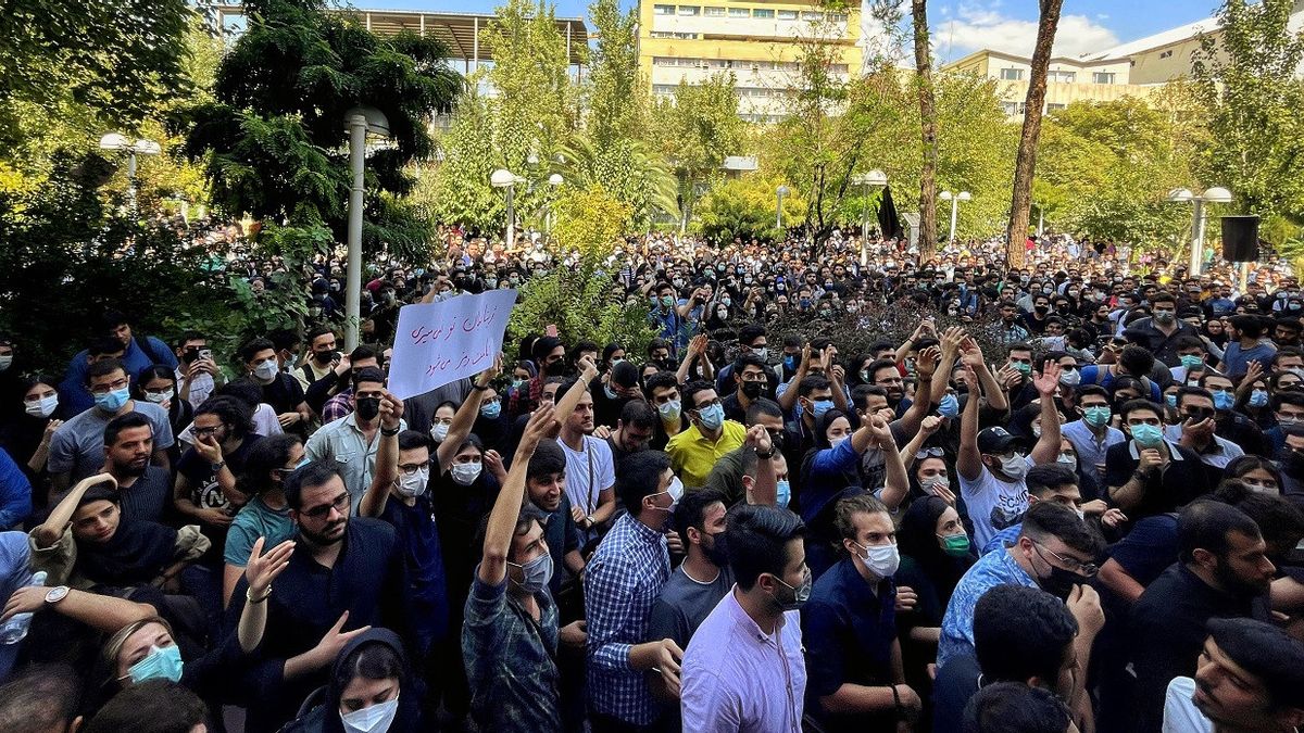 مقتل 341 متظاهرا والاتحاد الأوروبي يفرض عقوبات على 29 فردا إيرانيا وثلاث منظمات