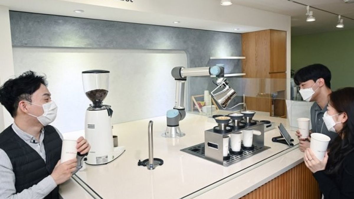 [周末] 是的， 对不起。哇，LG总部有个有硕士证书的咖啡师机器人
