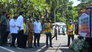Going To Cirebon, Jokowi Monitors Channel And Road Cleaning