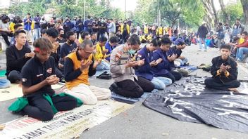 Le Chef De La Police De Banjarmasin Prie Avec Des étudiants Au Milieu D'une Manifestation Pour Rejeter La Loi Sur La Création D'emplois