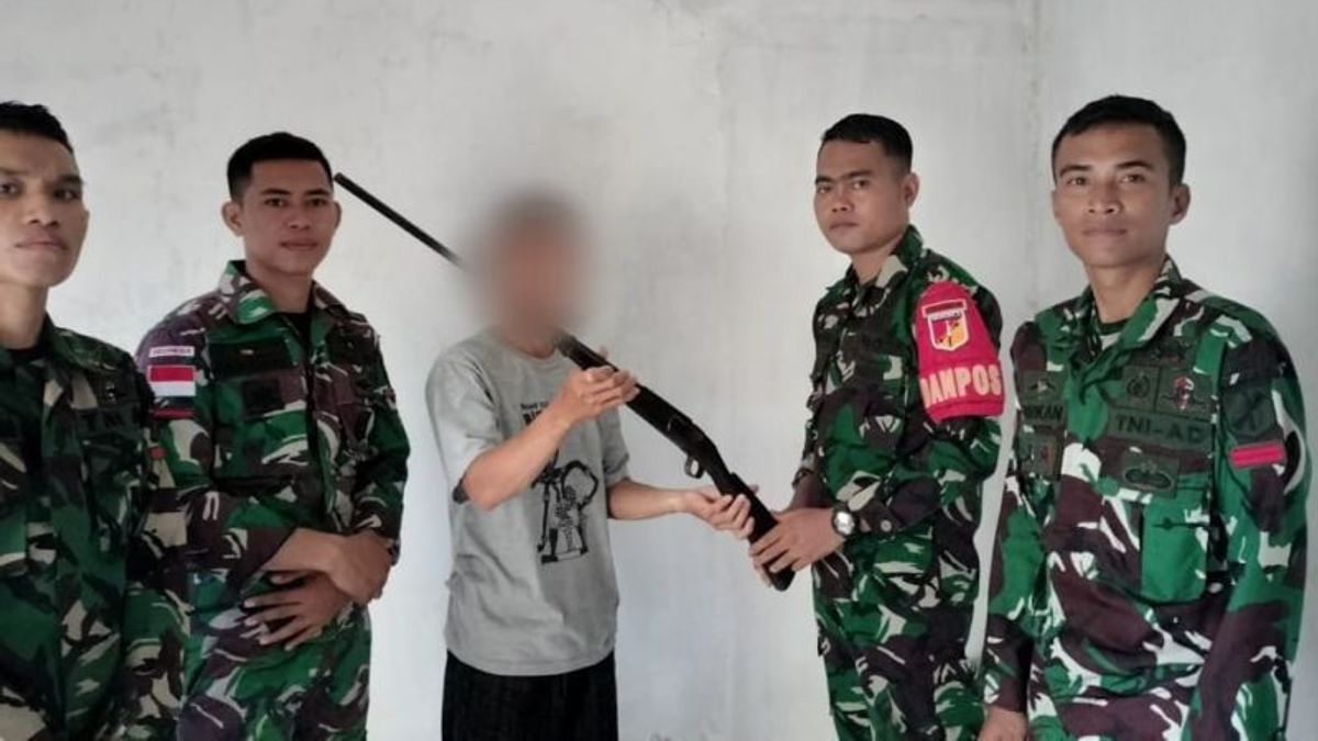 Border Residents Hand Over Illegal Firearms To RI-Malaysia Pamtas