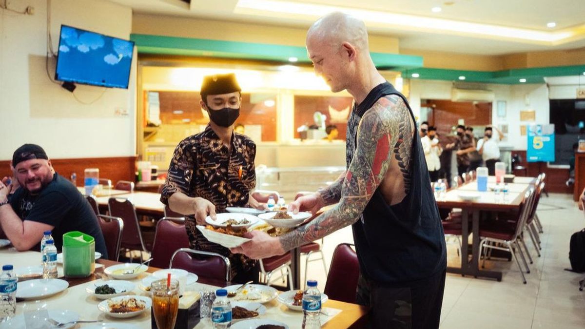 Belum <i>Move On</i>, Matt Heafy Bagikan Video Makan Nasi Padang: Aku Cinta Indonesia <i>Chuakz!</i>