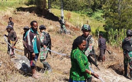 Satgas Yonif Bantu Warga Lanny Jaya Papua Bangun Penampungan Air Bersih, Mama-mama Tak Perlu Mendaki Bukit Lagi