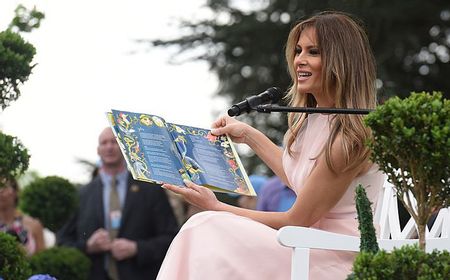 Patung Melania Trump Dibakar di Kampung Halamannya Sendiri