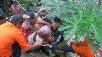 搜救队救援被苏加武眉山体滑坡掩埋的受害者