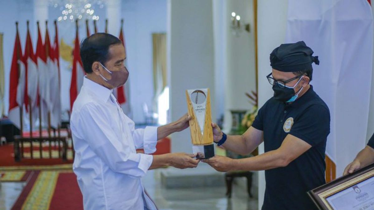 佐科威总统作为JKPI的创始人获得Bakti Utama Pusaka奖