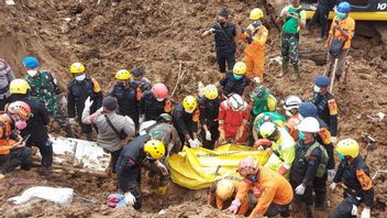 The SAR Team For The Evacuation Of Father's Body Is Brandishing His Daughter Who Is Buried By Longsoran In Cugenang