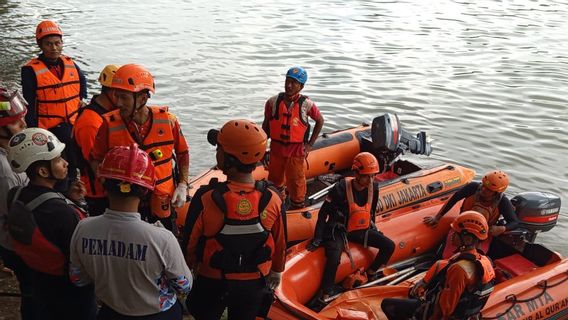 A 3-year-old Boy Disappeared Drowning In The Krukut River, Depok