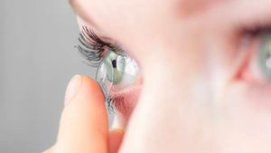 Kenali Kondisi Mata yang Menandakan Pemakaian Softlens Harus Dihentikan