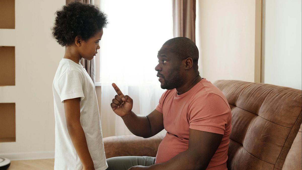 誰が事実を明らかにする:両親の殴打は治癒しない傷を残すことができます