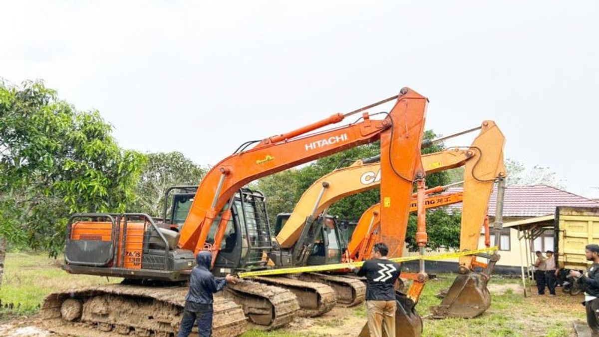 南カリマンタン警察、違法鉱山からの掘削機重機4台を押収