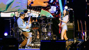 奥利维亚·罗德里戈(Olivia Rodrigo)在Lollapalooza的主要表演者时送达了Weezer