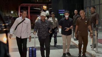 Arrivé au bureau du KPK, le régent de Lampung Tengah a été surveillé intensitément