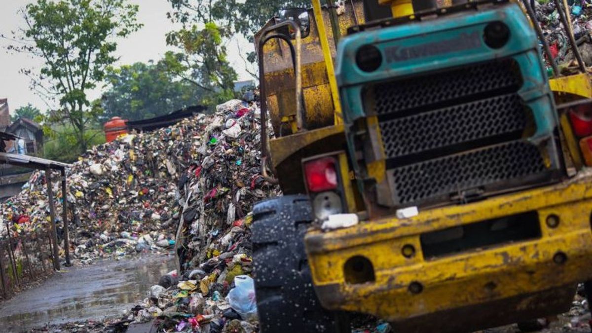 Bandung City Government Closes Piles Of Mounting Garbage With Seng At Ciwastra Market TPS