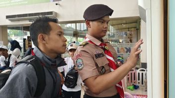 スカウトメンバーは、パサールセネン駅で旅行者にサービスを提供するために関与しています