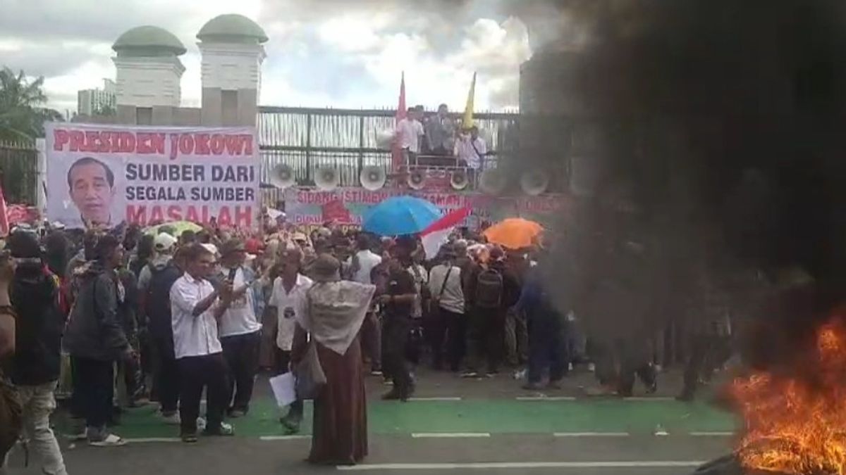 燃えるタイヤの群衆、インドネシア国会議事堂の前のデモの状況はまだ助長的です
