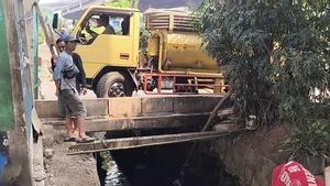3 Truk Buang Tinja ke Saluran Air Jatinegara, Dinas LH Kejar Pelaku