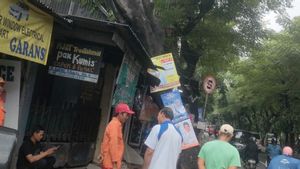 Diterpa Angin Kencang, Pohon di Jalan Basuki Rahmat Tumbang Menimpa Rumah Warga