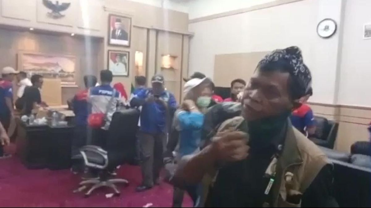 The Banten Governor's Room Was Pounded By Demonstrators, Workers Were Free To Take Drinks In The Room While Sitting On The WH . Chair