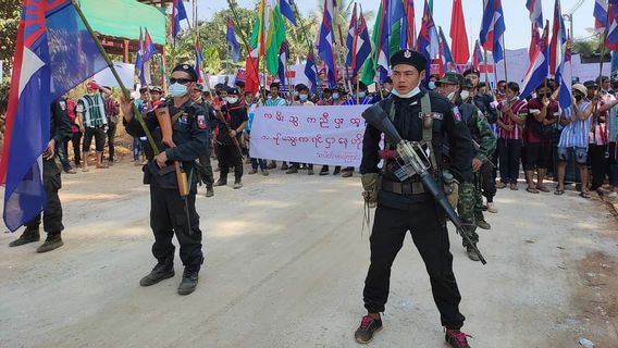 缅甸军方变得残酷， 克努武装民族团体守卫反政变抗议者