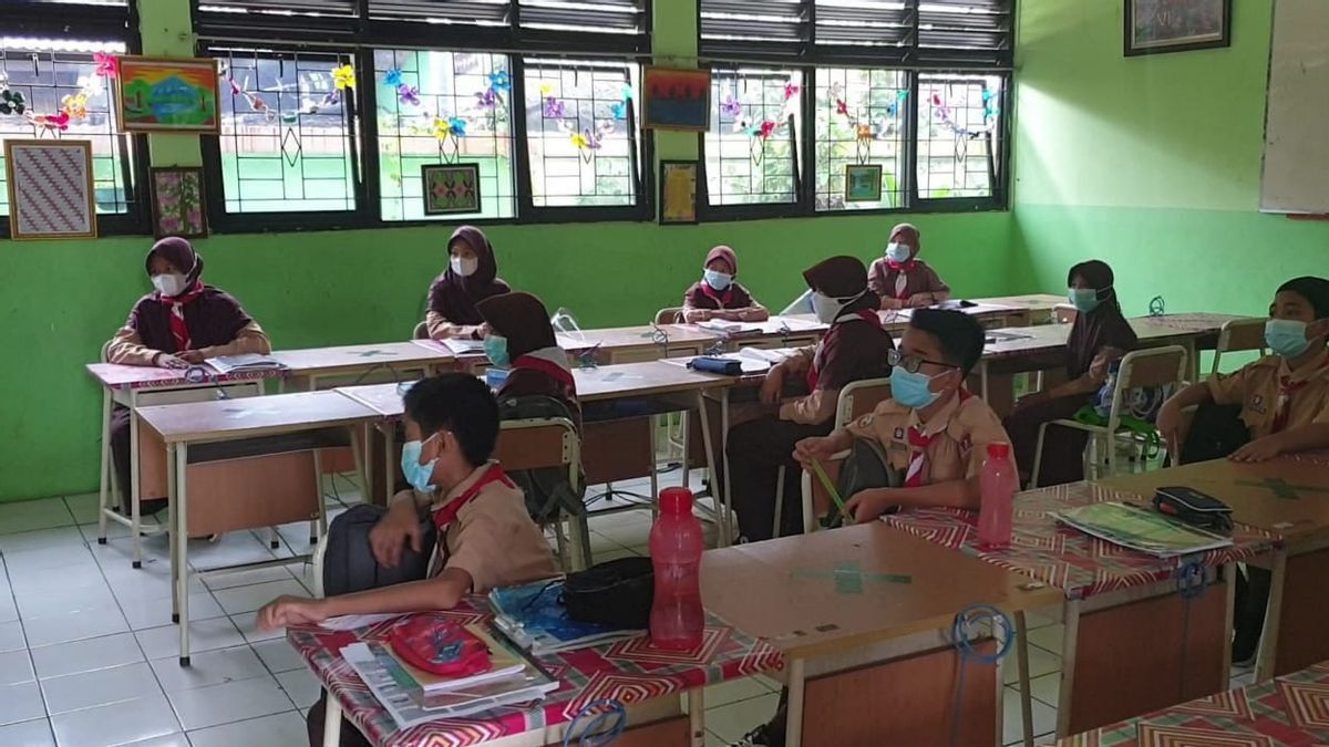 أربع مدارس في جاكرتا تأخير التعلم وجها لوجه، وهذا هو السبب