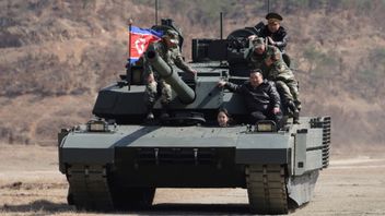 金正恩在黑色情侣夹克中与女儿一起骑坦克时咧嘴一笑