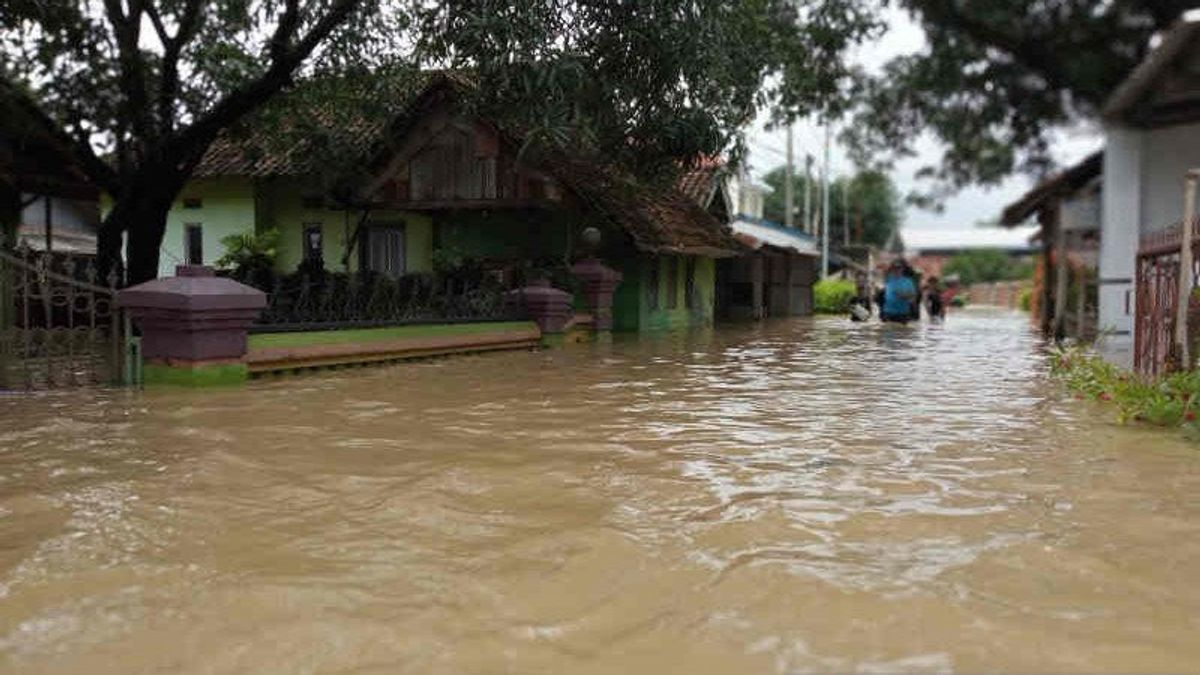 因德拉马尤18个区1米洪水泛滥，受灾居民仍被疏散