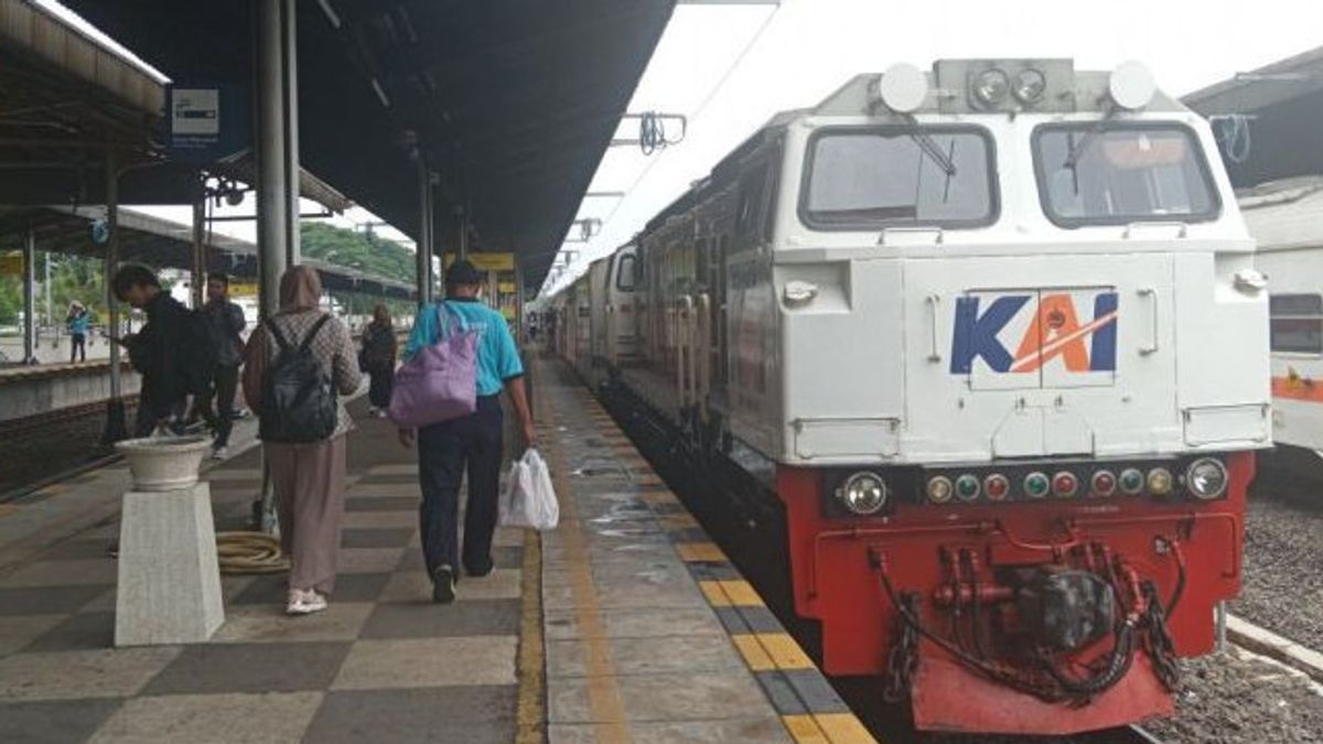 Les passagers de la gare de Gambir et du marché de destination de Senen de Surabaya sont transférés vers le train de 62A Semberani