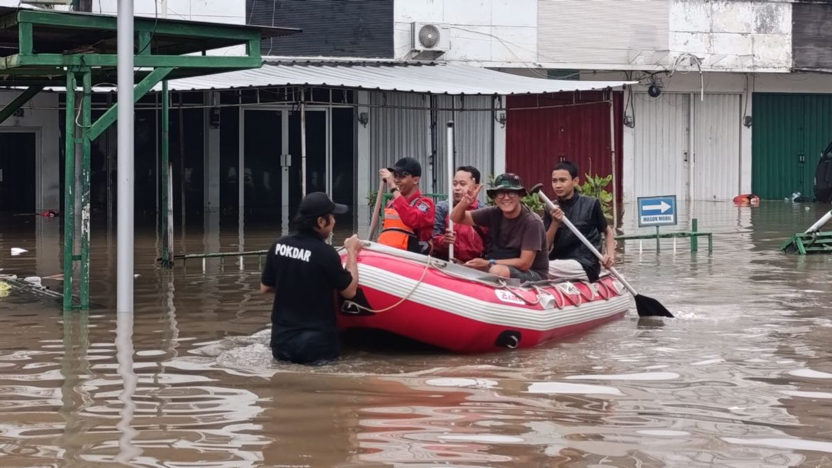 Perahu Terbalik saat Evakuasi, Bocah 7 Tahun di Tebet Hanyut Terbawa Arus Banjir