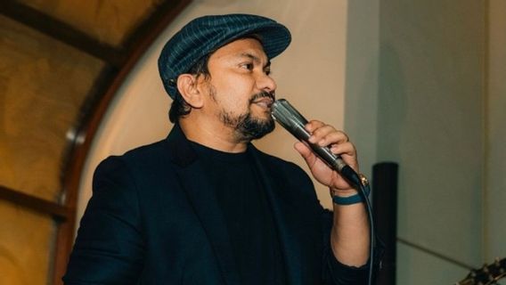 汤皮在苏门答腊洪水慈善音乐会上表演时回忆起格伦弗雷德里