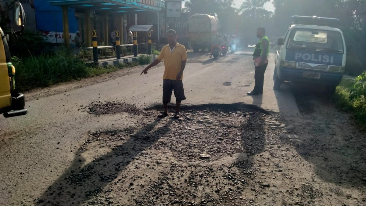 Jatuh dari Motor karena Jalanan Berlubang, Bocah Perempuan di Binjai Tewas Terlindas Truk