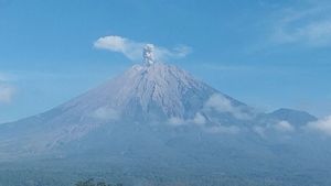 جبل سيميرو 5 مرات ثوران مع ارتفاع ثوران يصل إلى 900 متر