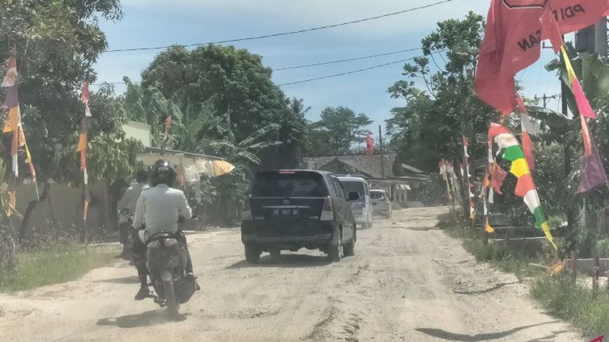 Ganjar se stupéfait de l’état de la route déchiré dans le sud de Lampung: Maman-Père, c’est étrange que la route déchirée par le cerf-volant de la main