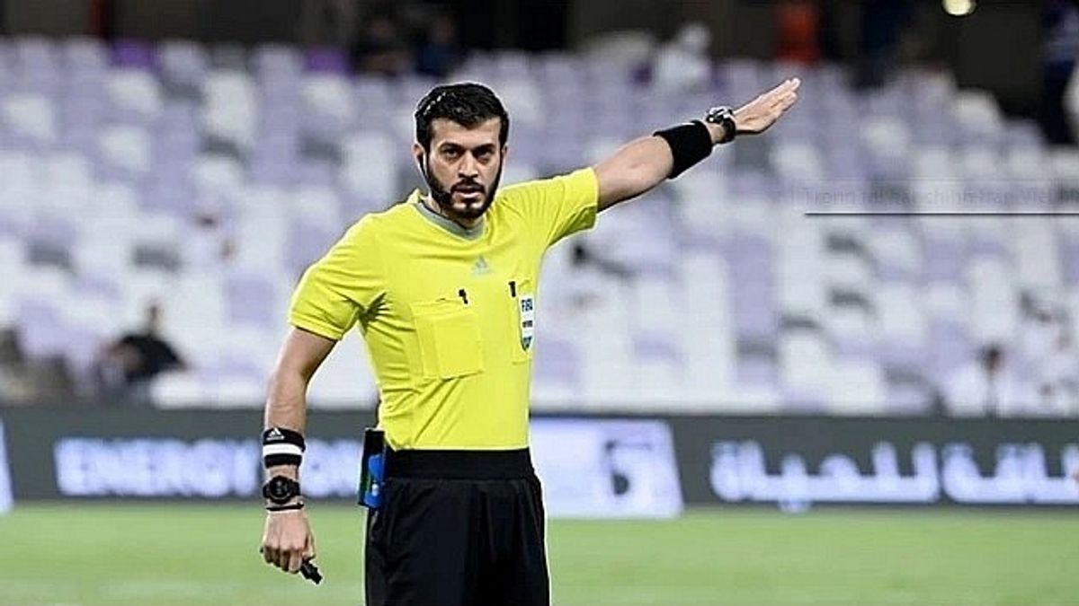 Le leader du match Chine vs Indonesia, arbitre des Émirats arabes unis soulève une prière pour protection