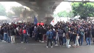 Ratusan Mahasiswa Demo di Pasar Rebo Tolak <i>Omibus Law</i>