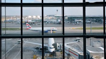 伦敦希思罗机场要求航空公司停止销售夏季机票，将每天的乘客人数限制在100，000人以内
