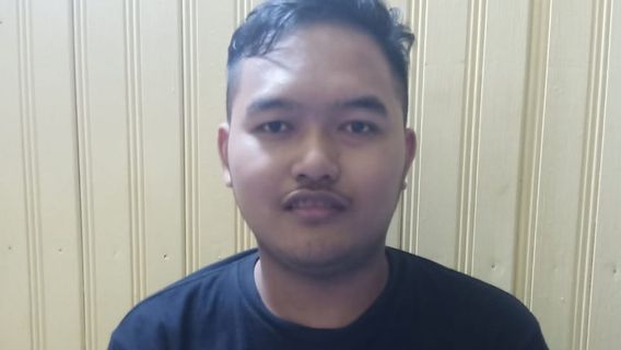 Ceci Est Gilang Enveloppé Dans 'Jarik Cloth Fetish' Arrêté Dans Le Centre Du Kalimantan