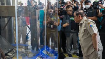 , un témoin silencieux, des décombres de l’installation de Transjakarta se sont effondrés en raison de manifestations démontrées à l’arrêt de Senen