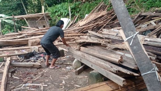 A Lebak Resident's House Collapsed Due To Land Movement