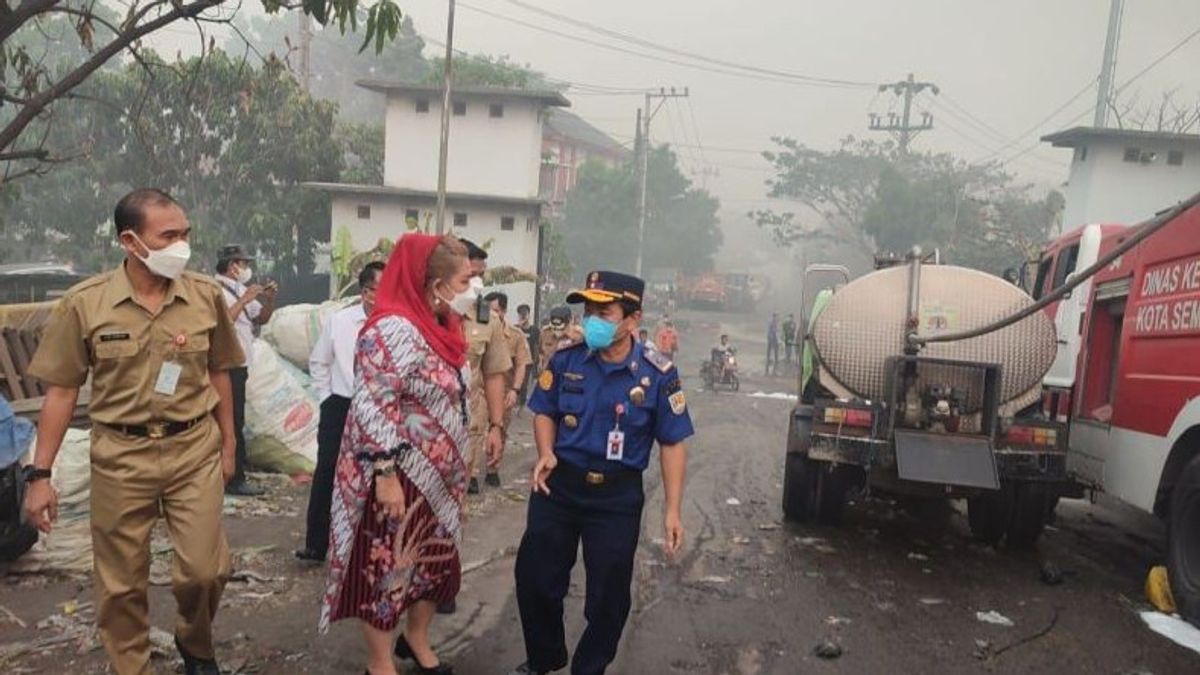 Until The Former Fire Is Non-Smoking, The Fire Truck Stands At The Jatibarang TPA Semarang