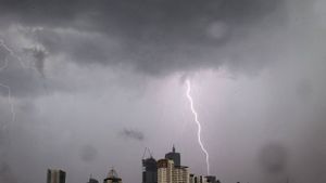 Cuaca Hari Ini: Jakarta dan Bandung Hujan Ringan, Jambi dan Lampung Berpotensi Hujan Deras