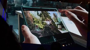 Iklan Galaxy Z Fold 7 Baru Samsung Ejek iPhone 16 Pro Max dan AI Apple  