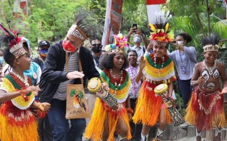 Ganjar Pranowo Kasih Sepeda ke Bocah Jayapura Usai Joget 'Burure': Besok Dikirim ke Rumah ya