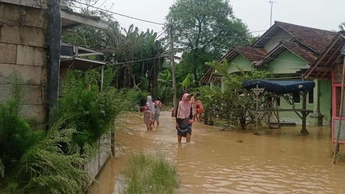 何百人ものレバク住民がシベレウム川の濫によって避難を余儀なくされた