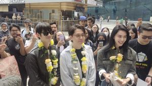 Ratusan Penggemar Sambut Kedatangan Pemeran dan Sutradara Film Pee Mak di Bandara Soetta