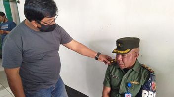رجل يدعي عضو TNI في مدينة باتو ضرب من قبل السكان لالبلطجة مالك فيلا
